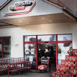 Eingang eines Getränke König Marktes
