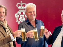 Carl-Eugen Prinz zu Oettingen-Wallerstein, Volker Röthinger, Reinhard Holz stoßen mit Bier an