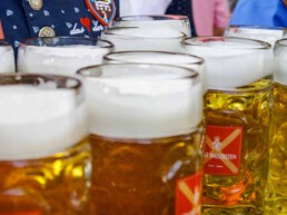 Gefüllte Maßkrüge auf der Ipfmess