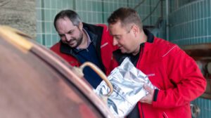 Bastian Ziegler und Martin Lechner im Sudhaus der Brauerei